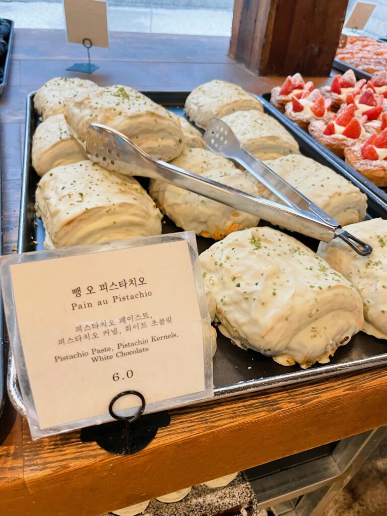 韓国の韓屋カフェonionの店内のパン